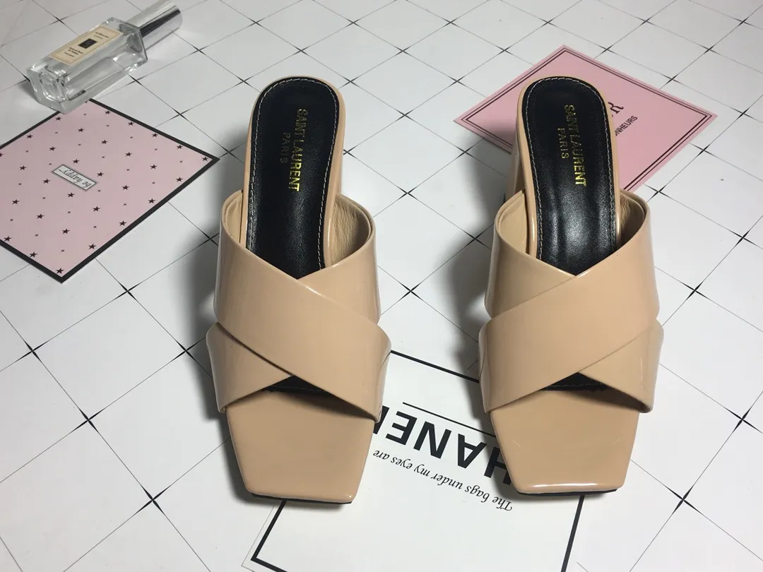 👟👟Ex-factory price 340👟👟 Genuine leather base +40 7CM heel cow patent leather series. 2018 Saint Laurent YSL’s strongest new cross-strap slippers are available in two heel heights. They are 7CM and 9CM respectively. The fabric is made of cowhide. The lining is made of first-layer sheepskin. Size: 34-41 (size 42 can be customized). It is very stable when walking and does not lose its heel.